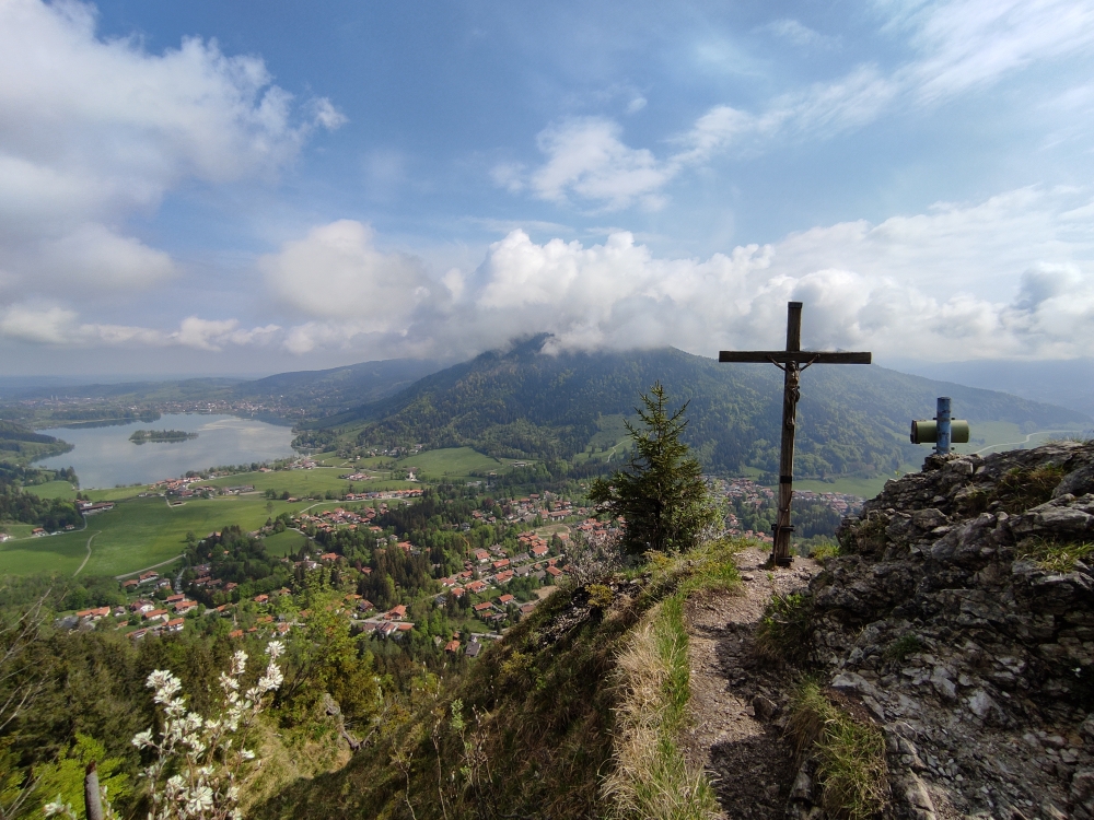 Wanderung In den Brecherspitzkessel: Wanderung In den Brecherspitzkessel: Gipfelkreuz mit Schliersee-Blick (Anklspitz)