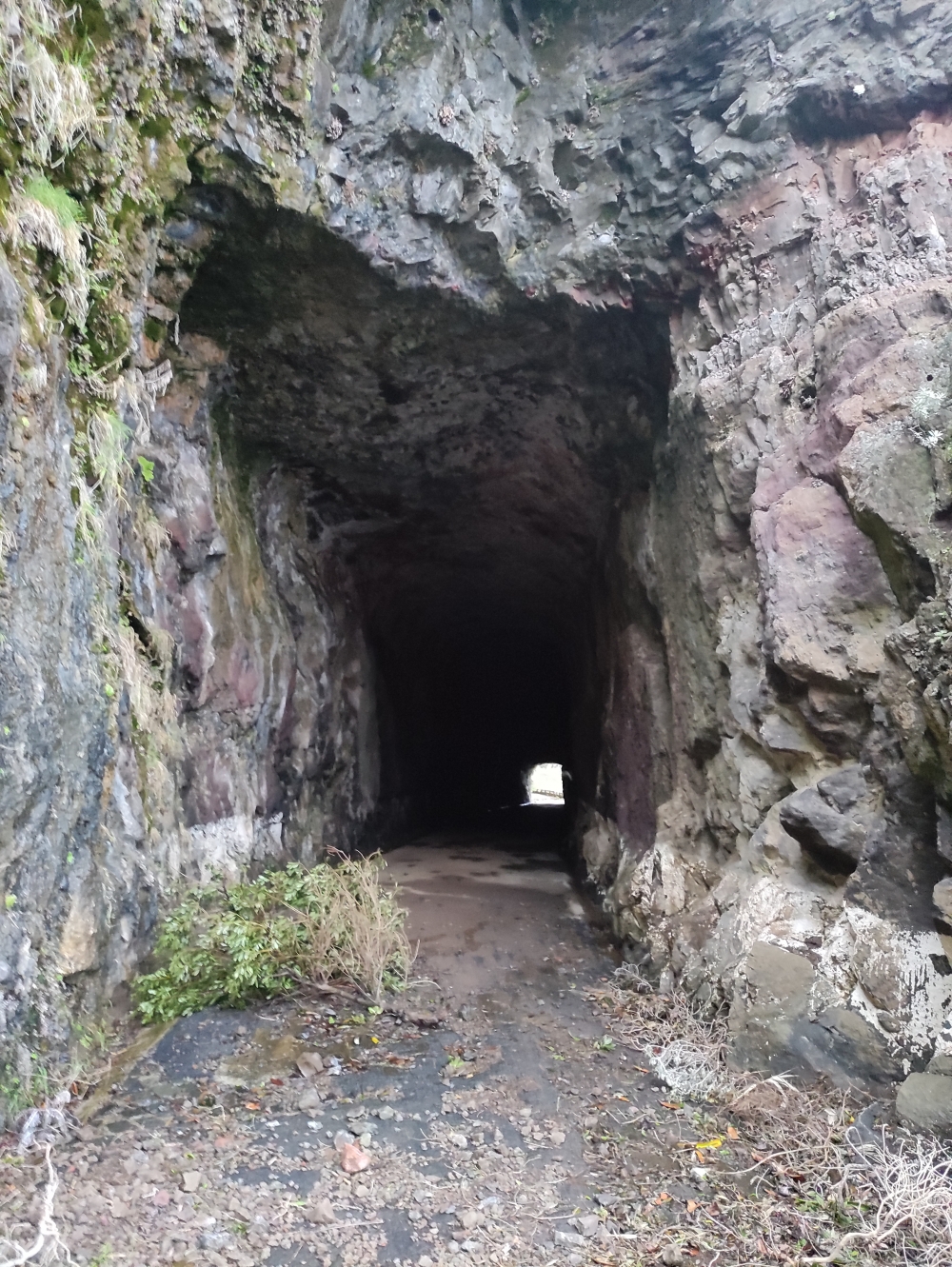 Wanderung Antiga ER 101: Durch den Tunnel zurück