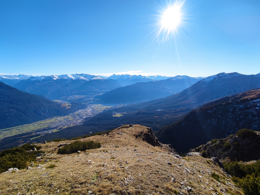 Wanderung Arzeinkopf: Wanderung Arzeinkopf: Blick über Imst zum Inntal (Arzeinkopf)