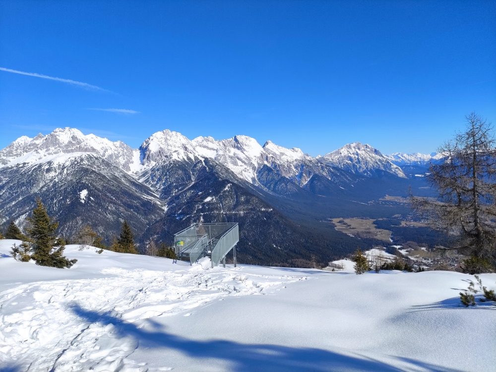 Wanderung Simmering: Wanderung Simmering: Blick über das Sonnenplateau zur Mieminger Kette (Aussichtsplattform Inntalblick)