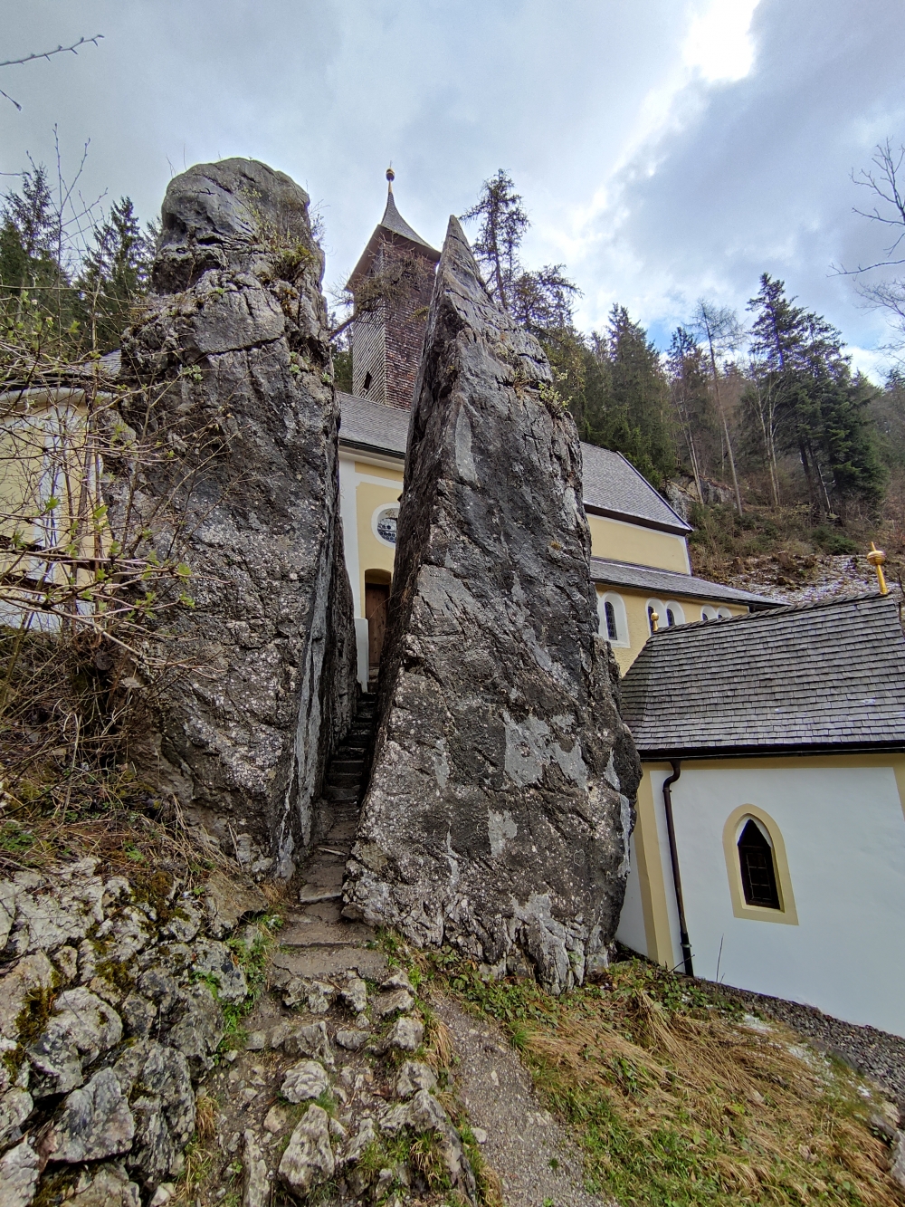 Wanderung Entenlochklamm: Wer will geht durch den Felsspalt