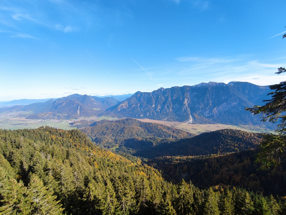 Wanderung Latschenköpferl zum Schoberwaldkreuz: Wanderung Latschenköpferl zum Schoberwaldkreuz: Blick nach Eschenlohe (Aussichtspunkt 68569)