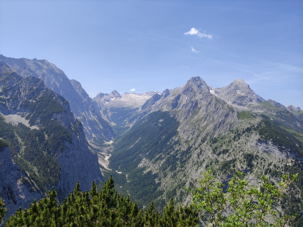 Bike & Hike Königshaus am Schachen: Bike & Hike Königshaus am Schachen: Blick ins Reintal zwischen Hochwanner (links) und Alpspitze (Aussichtspunkt Belvedere)