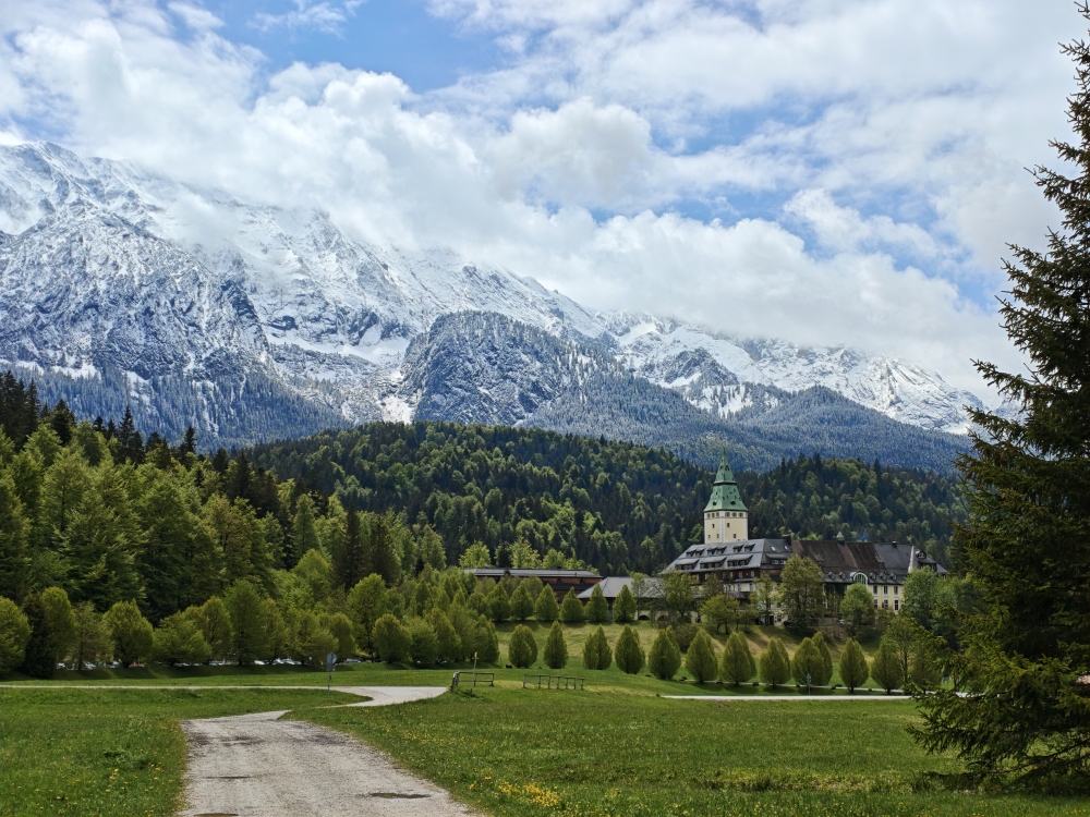 Wanderung MTB Hoher Kranzberg: Wanderung MTB Hoher Kranzberg: Blick auf Schloss Elmau  (Aussichtspunkt Elmau u. Zugspitzmassiv)