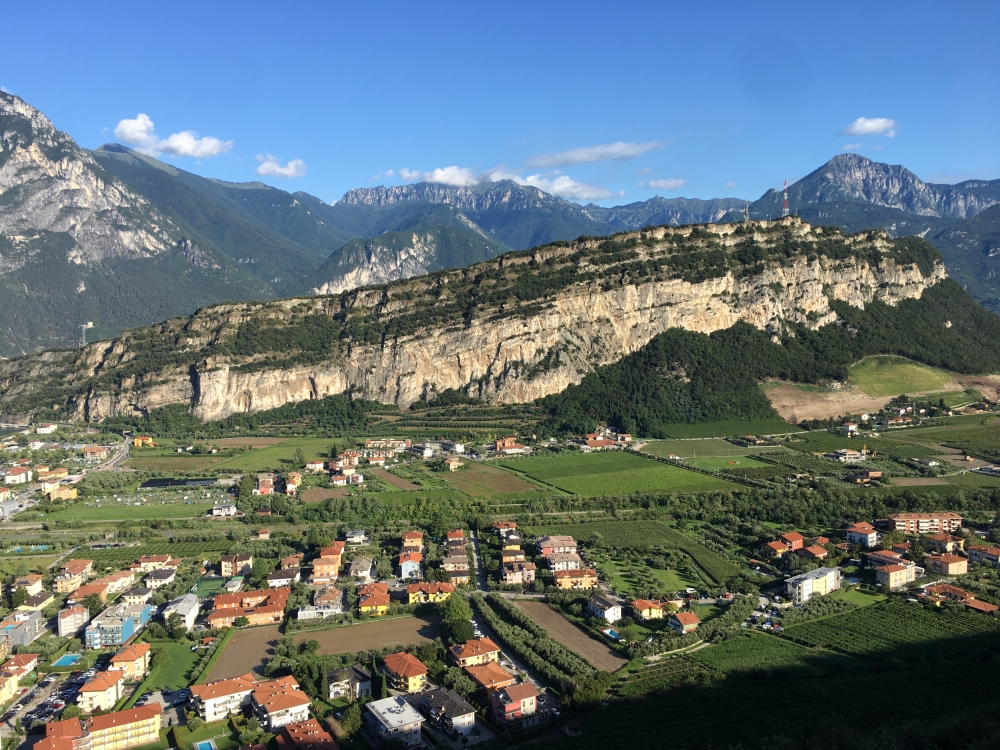 Wanderung Castel Penede: Wanderung Castel Penede: Blick auf den Monte Brione (Aussichtspunkt 68806)
