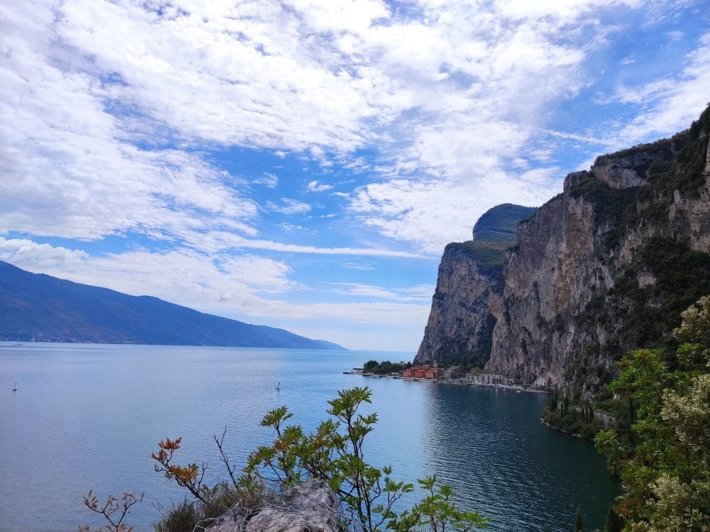 Wanderung Pieve di Tremosine und Campione del Garda: Wanderung Pieve di Tremosine und Campione del Garda: Blick nach Campione del Garda (Aussichtspunkt 85071)