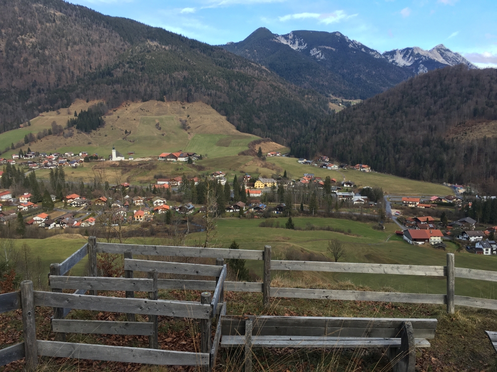 Wanderung Aibleck: Wanderung Aibleck: Aussicht auf Weißbach mit Zwiesel und Hochstaufen (Aussichtspunkt Weißbachruh)