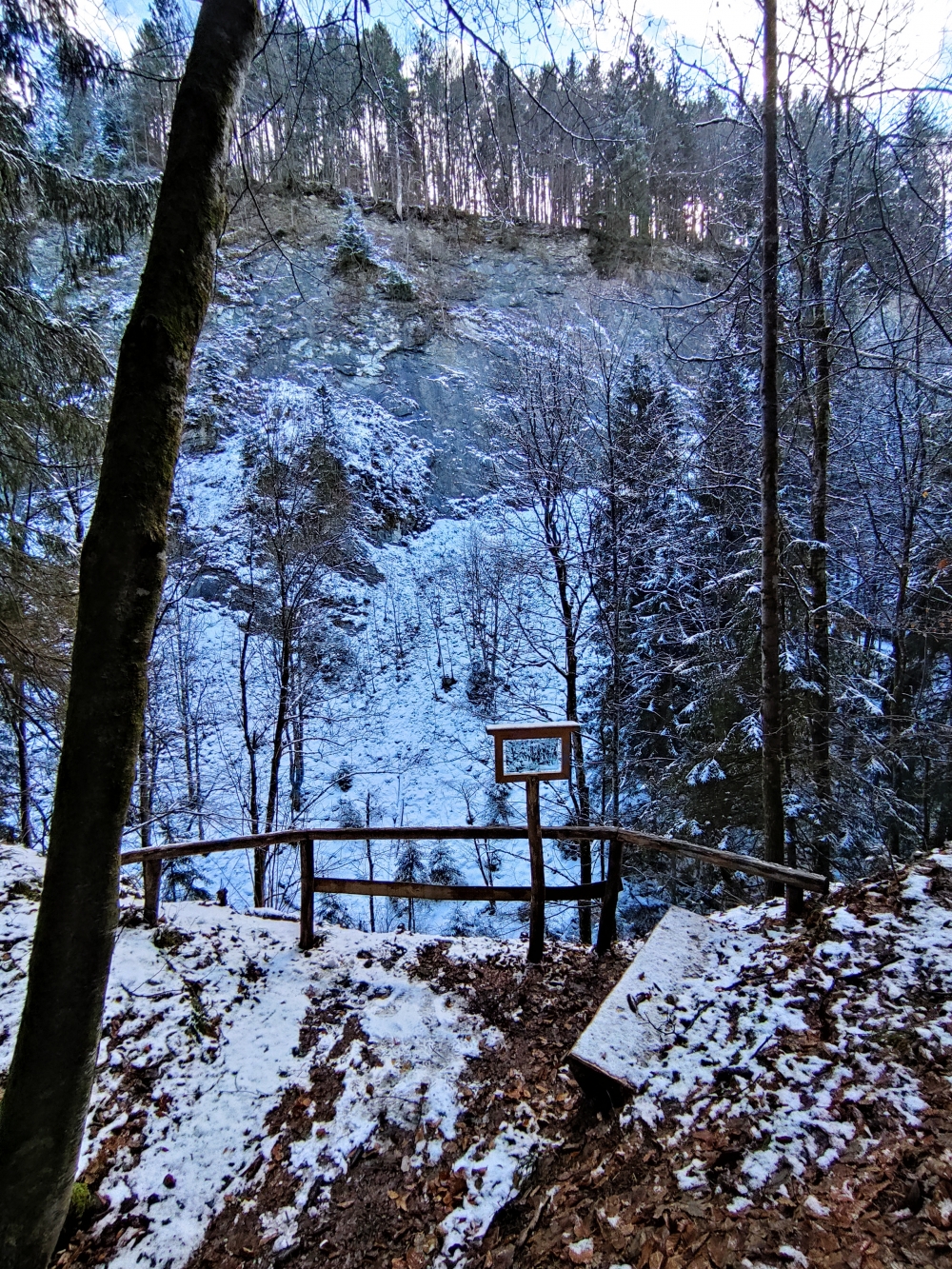Wanderung Ohlstädter Wasserfall: Wanderung Ohlstädter Wasserfall: Blick in den ehemaligen Steinbruch (Aussichtspunkt Wetzsteinbruch)