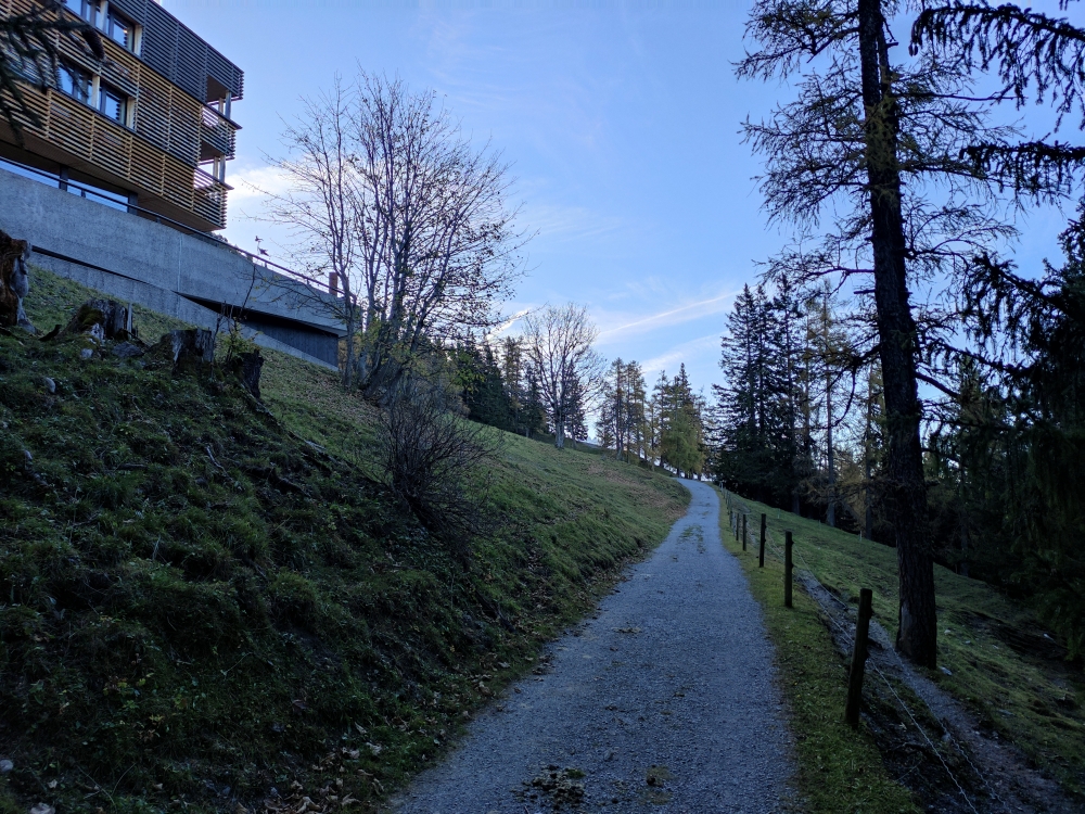 Wanderung Aussichtsturm Gaflei: Unterhalb des Clinicum Alpinum entlang