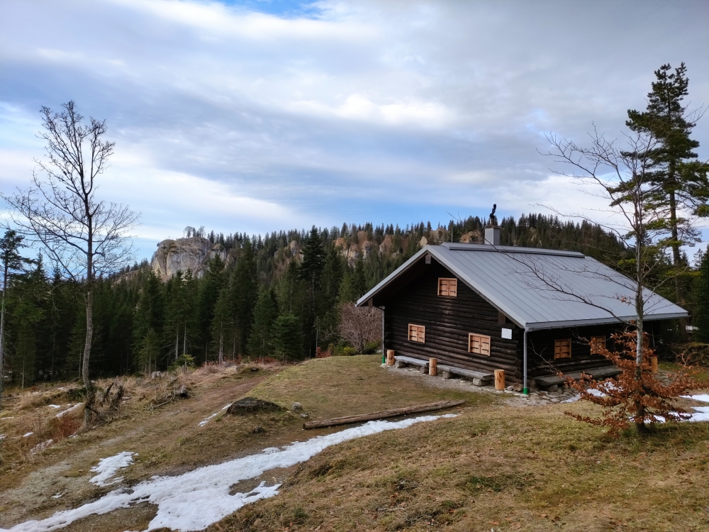 Wanderung Rauheck: Wanderung Rauheck: Bärenfleckhütte mit Großer Illing im Hintergrund