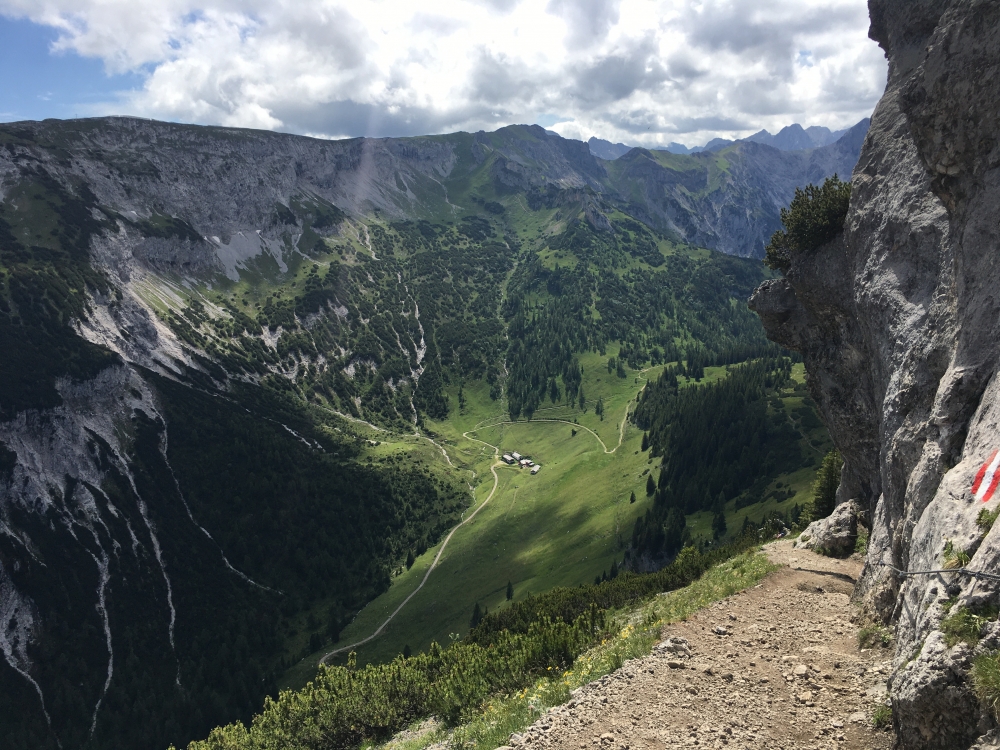 Wanderung Bärenkopf mit Bergbahn: Wanderung Bärenkopf mit Bergbahn: Die drahtseilgesicherte aber leichte Passage unter dem Gipfel