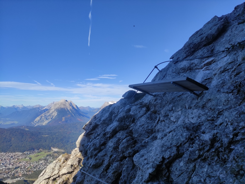 Klettersteig Freiungen Höhenweg: Gesichertes Rast-Bankerl im Klettersteig 