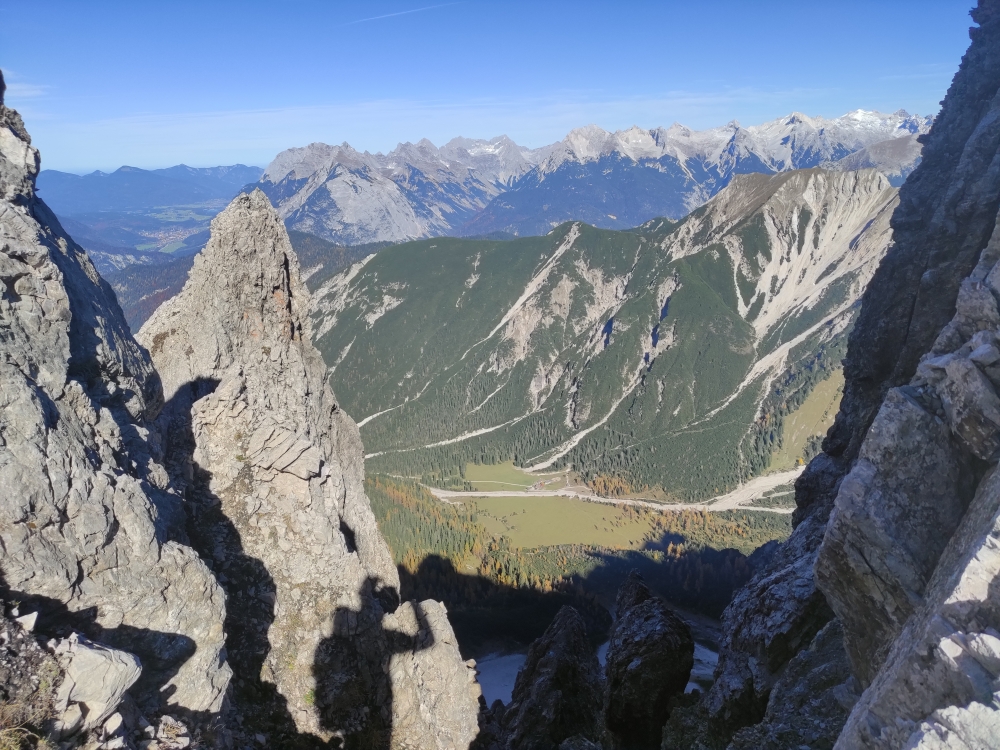 Klettersteig Freiungen Höhenweg: Blick auf die Eppzirler Alm im Eppzirltal