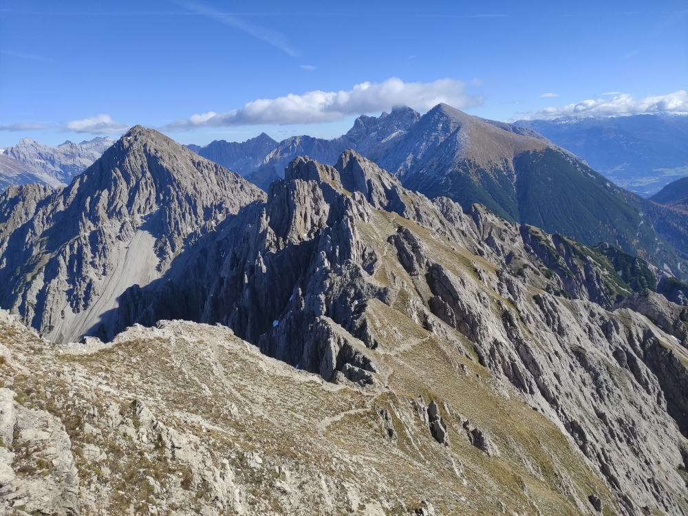 Klettersteig Freiungen Höhenweg: Freiungen-Gipfel und Kühlhochspitze vor der Erlspitze (links) und Großer Solstein 