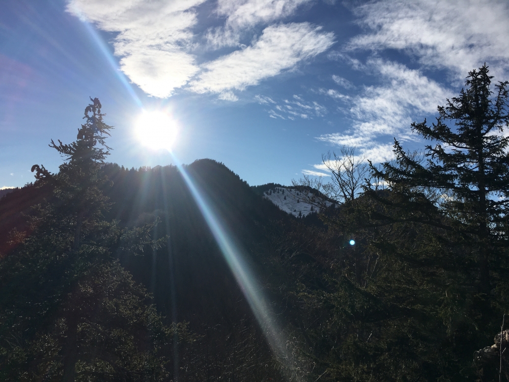 Wanderung Engelstein und Bairerkopf: Wanderung Engelstein und Bairerkopf: Blick auf den Bairerkopf (rechts über den verschneiten Wiesen) vom Engelstein