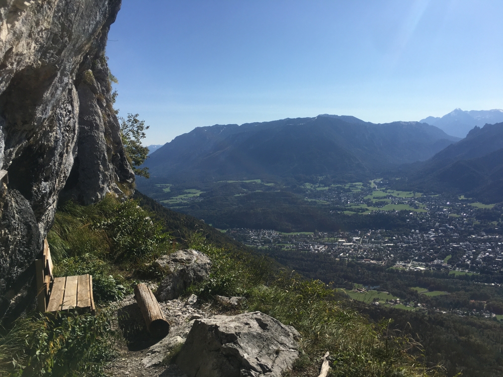Bankerl am Goldtropfsteig: Blick über Bad Reichenhall bis zum Watzmann