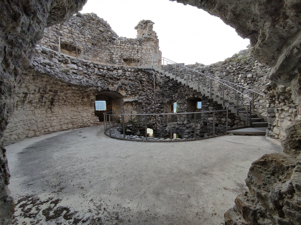 Wanderung Capanna Santa Barbara: Wanderung Capanna Santa Barbara: Im Inneren (Bastione)