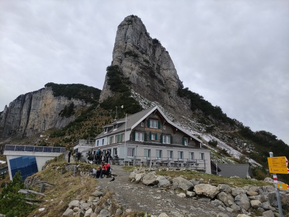 Wanderung Saxerlücke: Wanderung Saxerlücke: Berggasthaus Staubern an der Bergstation der Gondelbahn vor der Staubernkanzel