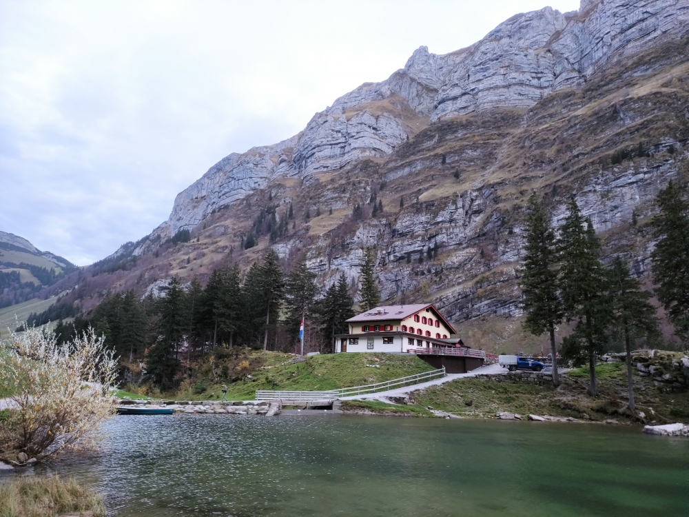 Wanderung Säntis mit Öhrli und Altmann: Wanderung Säntis mit Öhrli und Altmann: Das Berggasthaus direkt am Seealpsee (Berggasthaus Seealpsee)