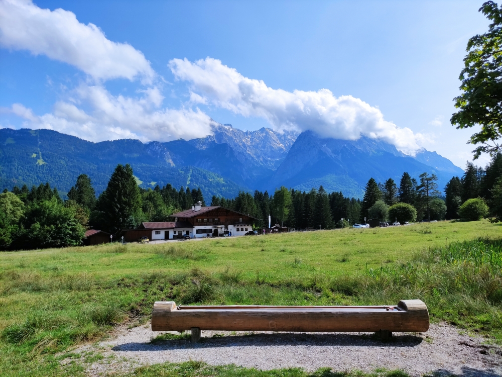 Berggasthof Almhütte: Der Berggasthof mit dem Höllental im Hintergrund