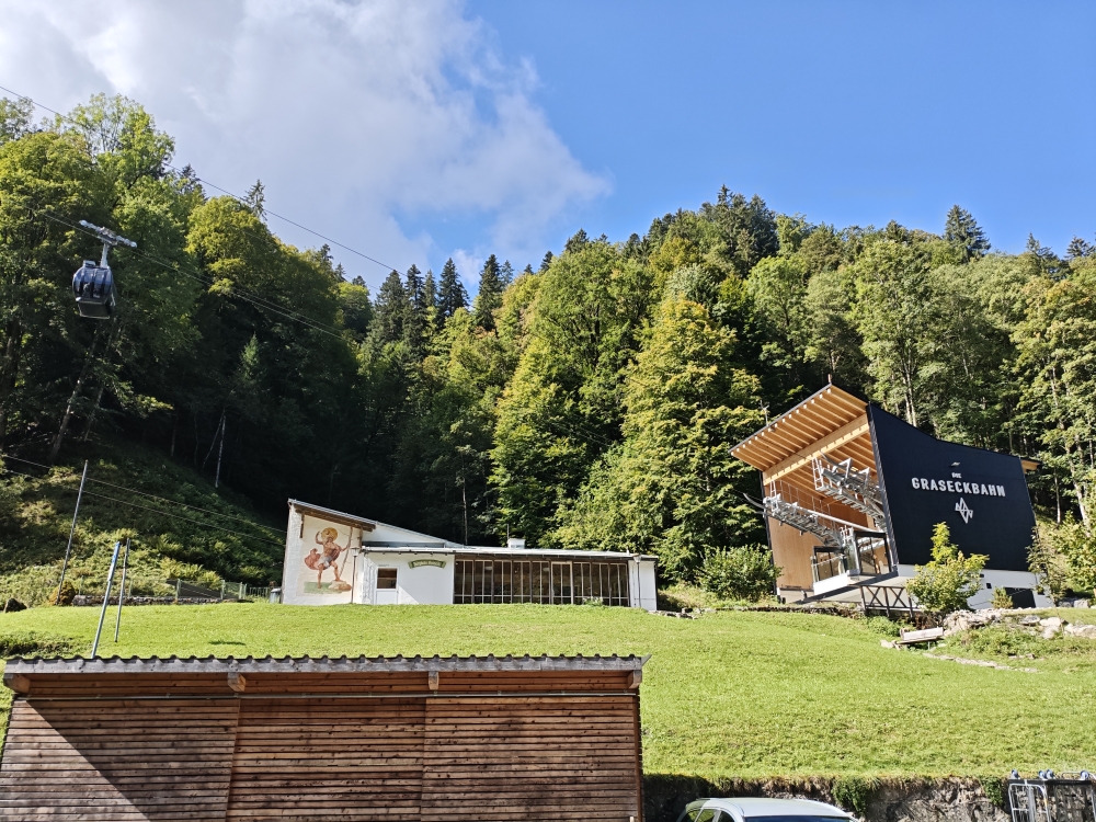 Skistadion Garmisch -> Partnachklamm: An der Talstation der Graseckbahn vorbei
