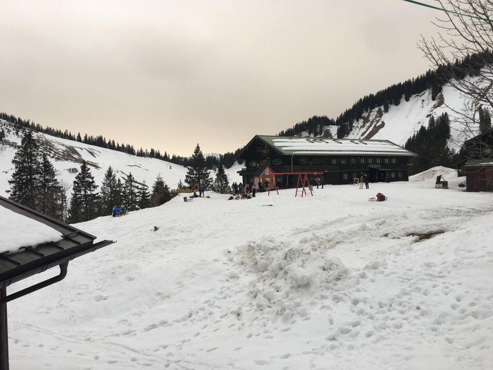 Wanderung Brecherspitz: Wanderung Brecherspitz: Die Obere Firstalm im Winter (Berggasthof Obere Firstalm)