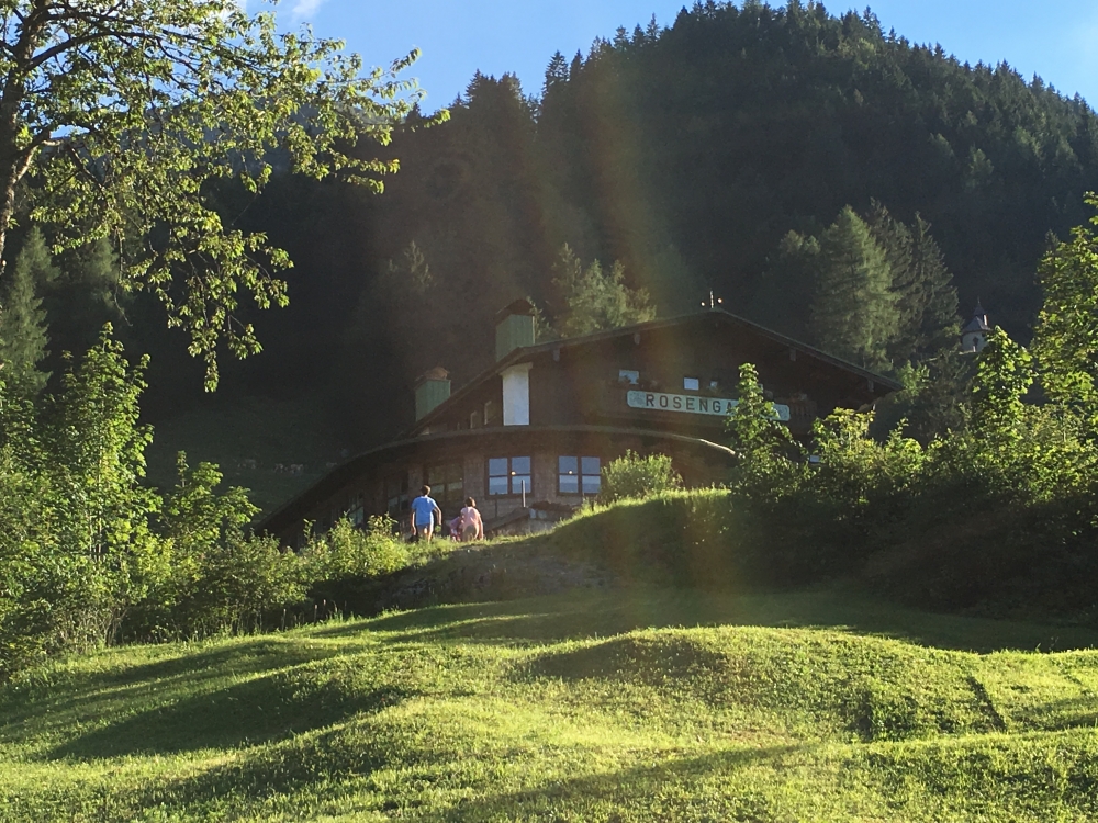 Brünnstein Rosengasse mit Klettersteig: Brünnstein Rosengasse mit Klettersteig: Blick auf das Gasthaus von den unterhalb gelegenen Schwimmbecken aus