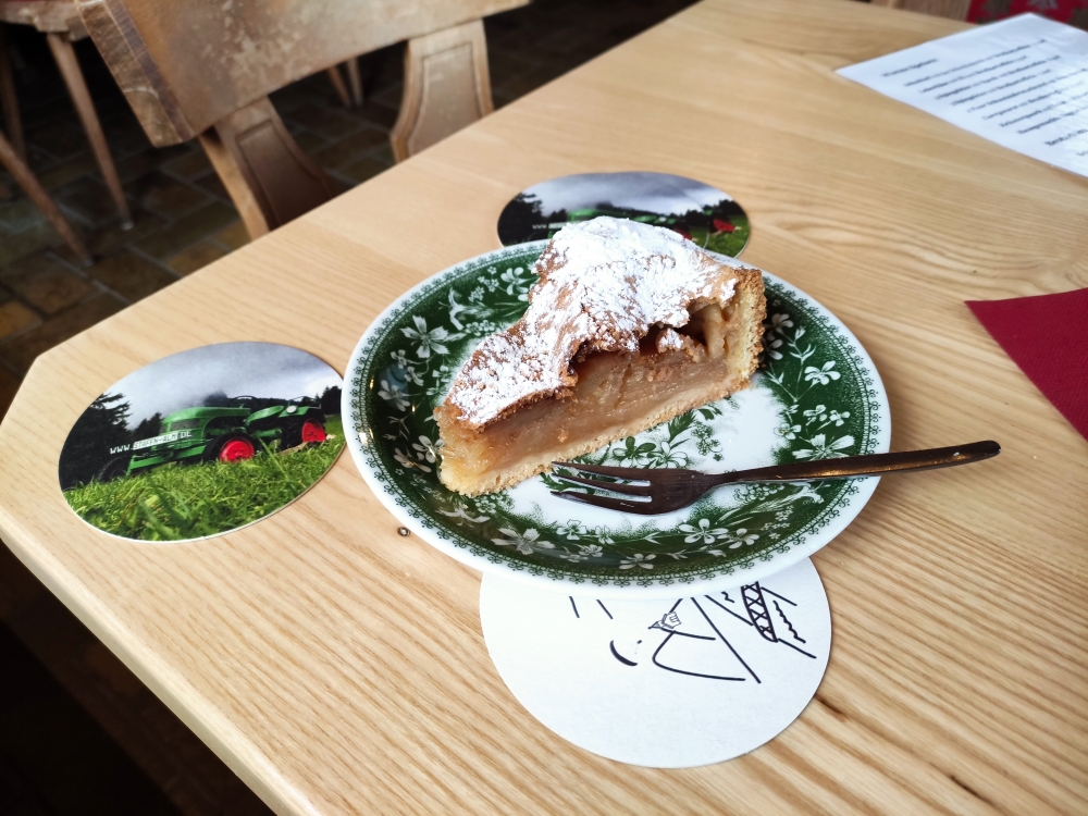 Wanderung Hochplatte und Friedenrath: Wanderung Hochplatte und Friedenrath: Apfelkuchen mit original Staffn-Alm Bierfuizl (Berggasthof Staffn-Alm)