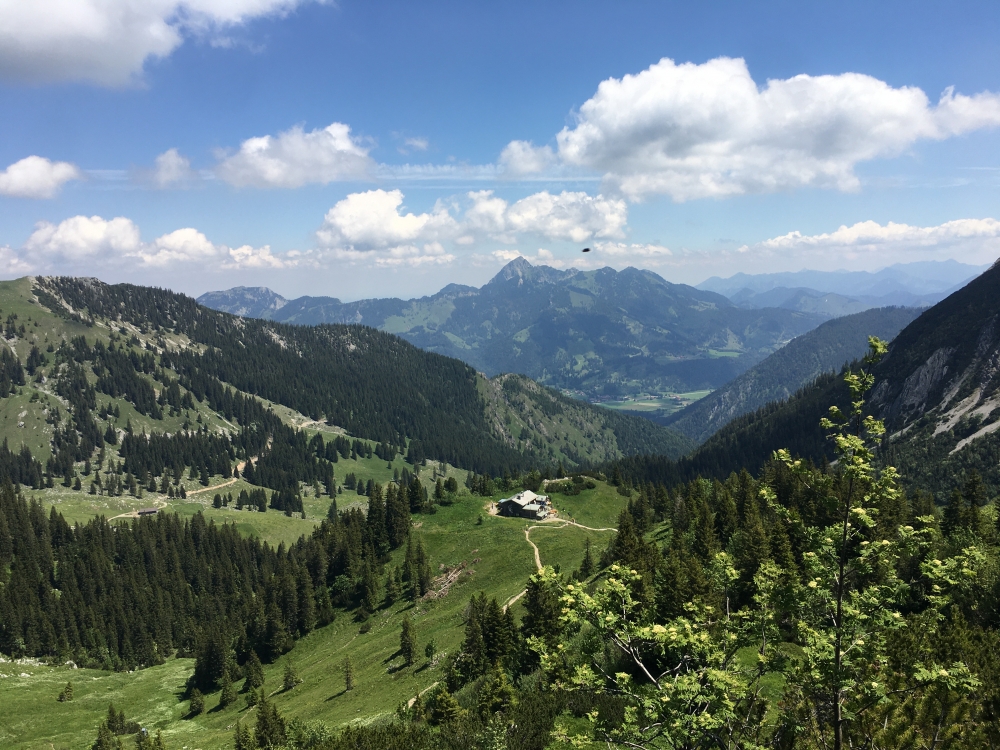 Wanderung Rotwand und Taubensteinhaus: Wanderung Rotwand und Taubensteinhaus: Blick vom Taubenstein auf das Taubensteinhaus (im Hintergrund der Wendelstein)