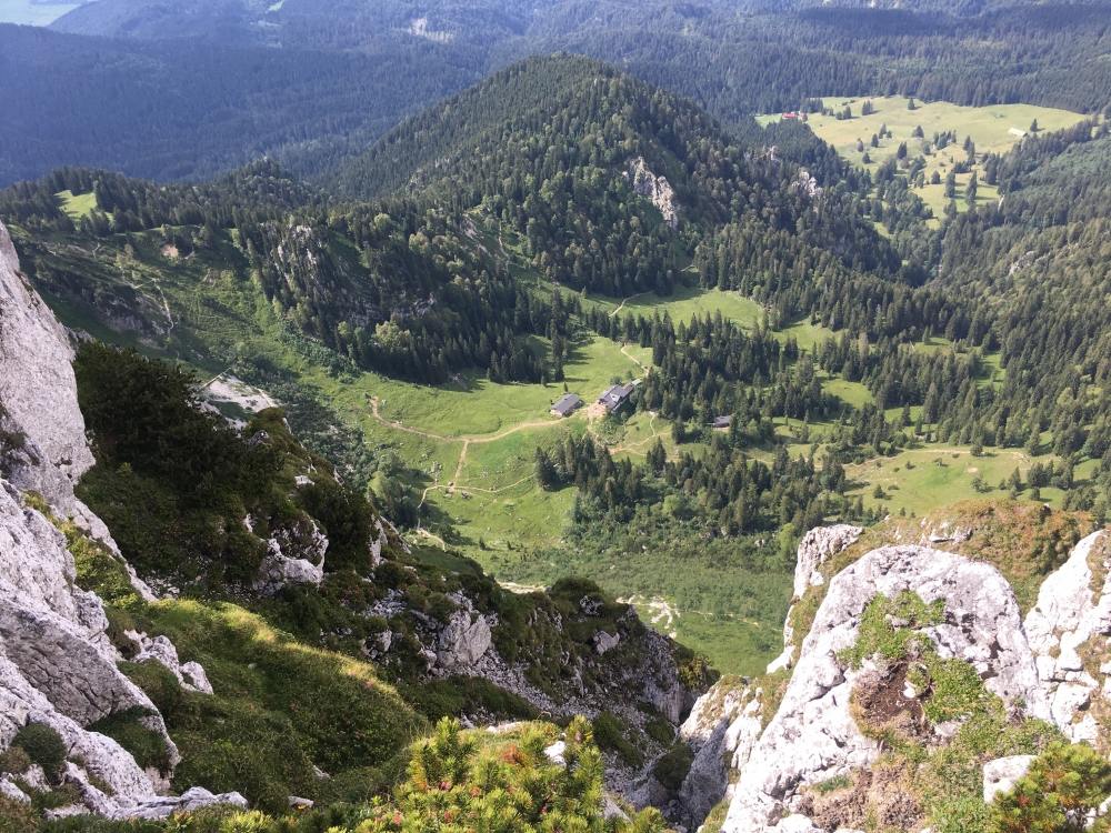 Wanderung Benediktenwand: Wanderung Benediktenwand: Blick von der Benediktenwand auf die Tutzinger Hütte