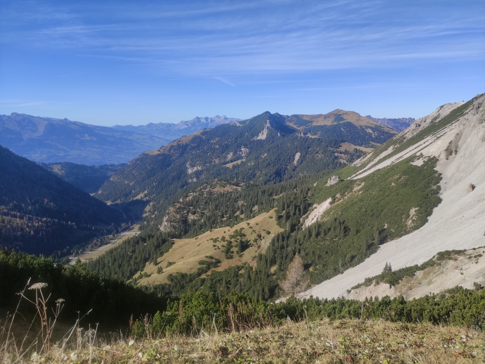 Wanderung Augstenberg: Wanderung Augstenberg: Blick zum Schönberg (Bergrestaurant Sareis)