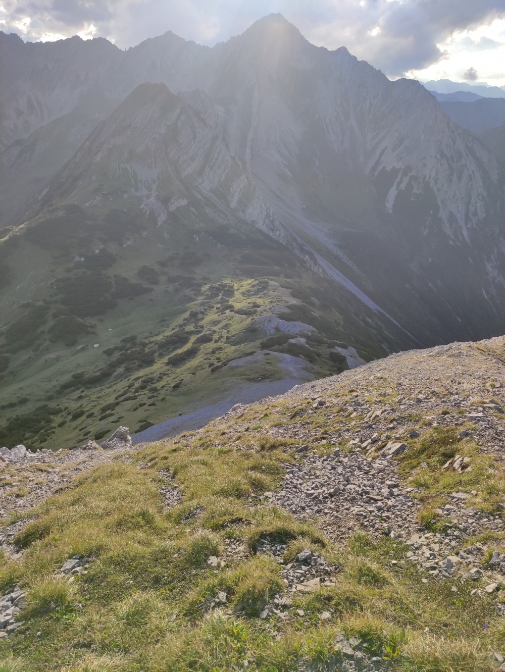 Wanderung Gartner Wand: Wanderung Gartner Wand: Blick ins Joch (Bichlbächer Joch)