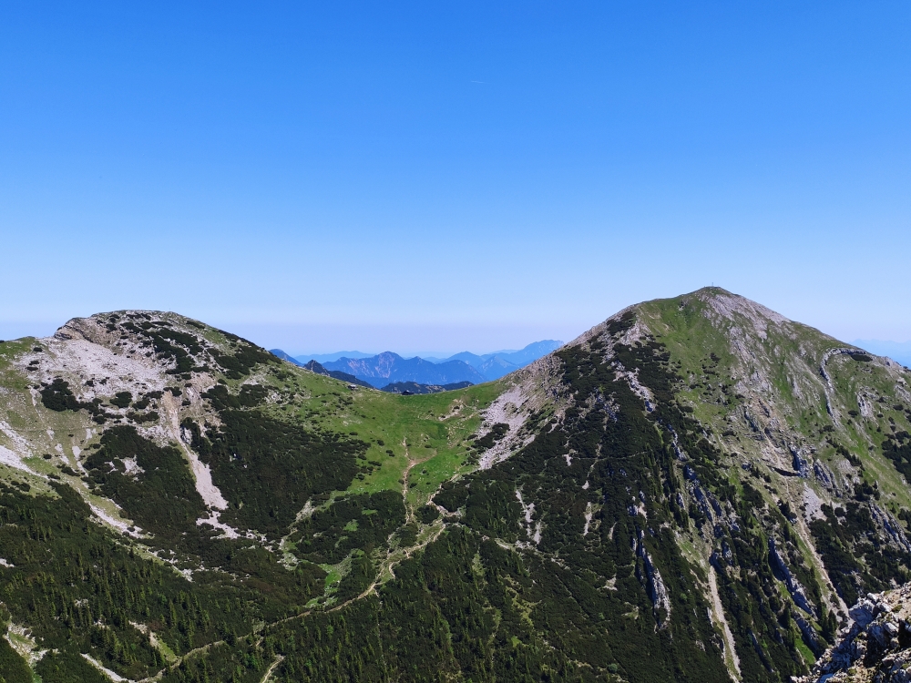 Wanderung Bischof: Wanderung Bischof: Blick auf die Weilheimer Hütte zwischen Krottenkopf (rechts) und  Oberer Rißkopf (Bischof)