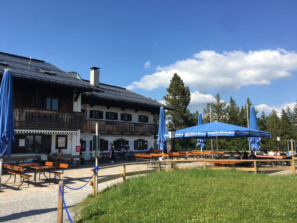 Wanderung Blomberg Sommerrodelbahn: Wanderung Blomberg Sommerrodelbahn: Das Blomberghaus neben dem Kletterwald