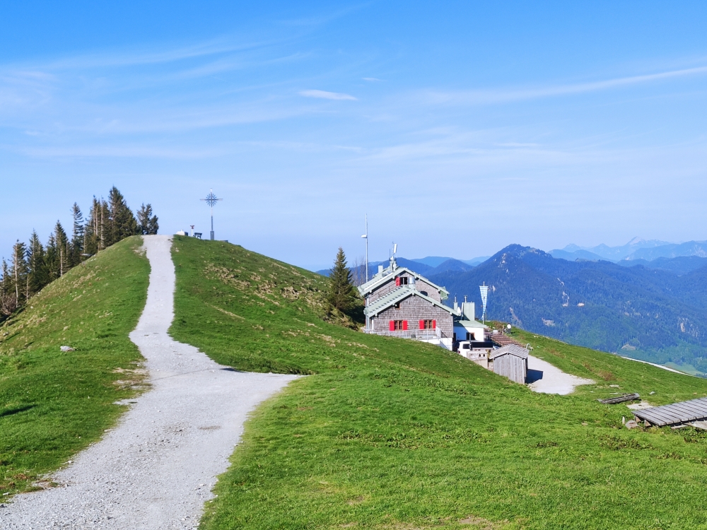 Bike & Hike Brauneck Mountainbike: Weg zum Gipfel über dem Brauneck Gipfelhaus