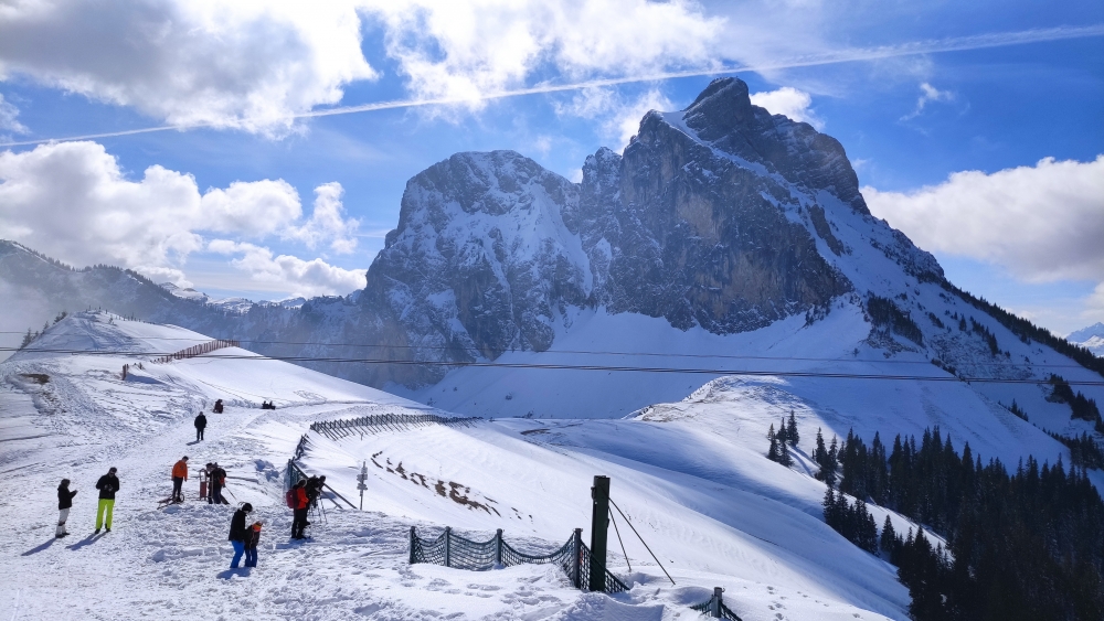 Rodeln Breitenberg: Rodeln Breitenberg: Ausstieg Sessellift mit Blick zum Aggenstein (Breitenberg Hochalpbahn Bergstation)