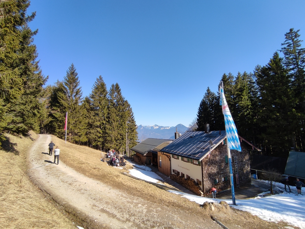 Wanderung Breitenberg: Wanderung Breitenberg: Rast in der Frühjahrssonne (Breitenberghaus)