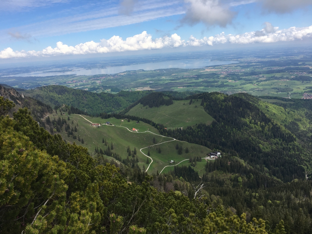 Wanderung Bründlingalm: Wanderung Bründlingalm: Blick vom Strohnkopf auf die Bründlingalm (links), Bachschmied-Kaser (mitte) und Hochfelln Seilbahnen Mittelstation (rechts)