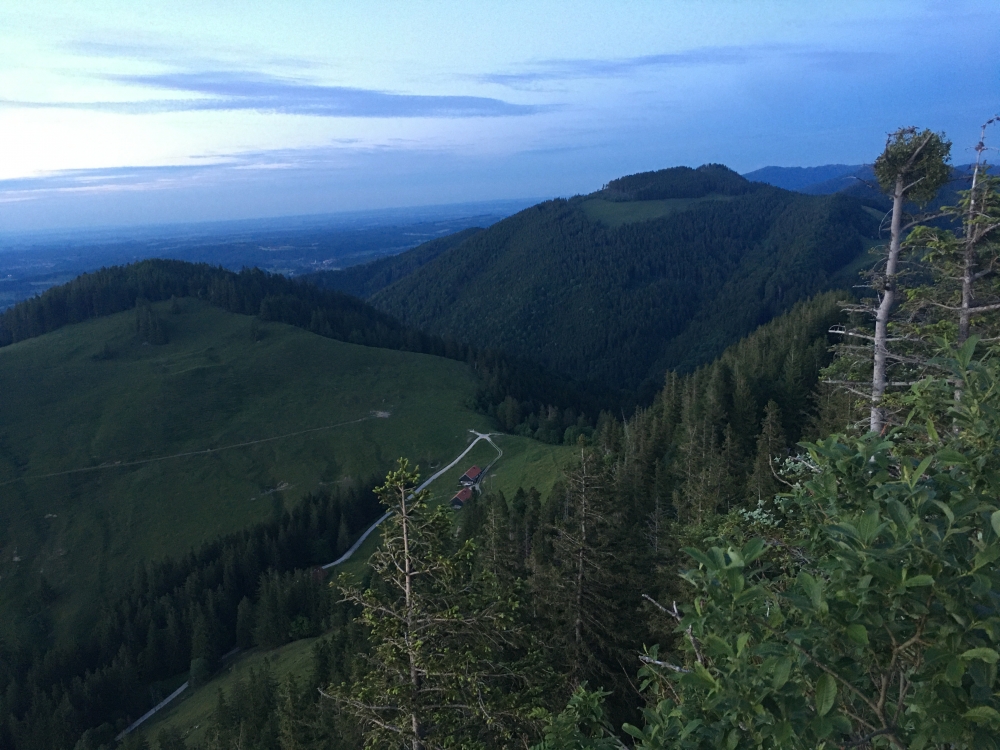 Wanderung Rötlwandkopf mit Bründlingköpfl: Wanderung Rötlwandkopf mit Bründlingköpfl: Blick auf die Gleichenbergalm-Gasslkaser (Bründlingköpfl)