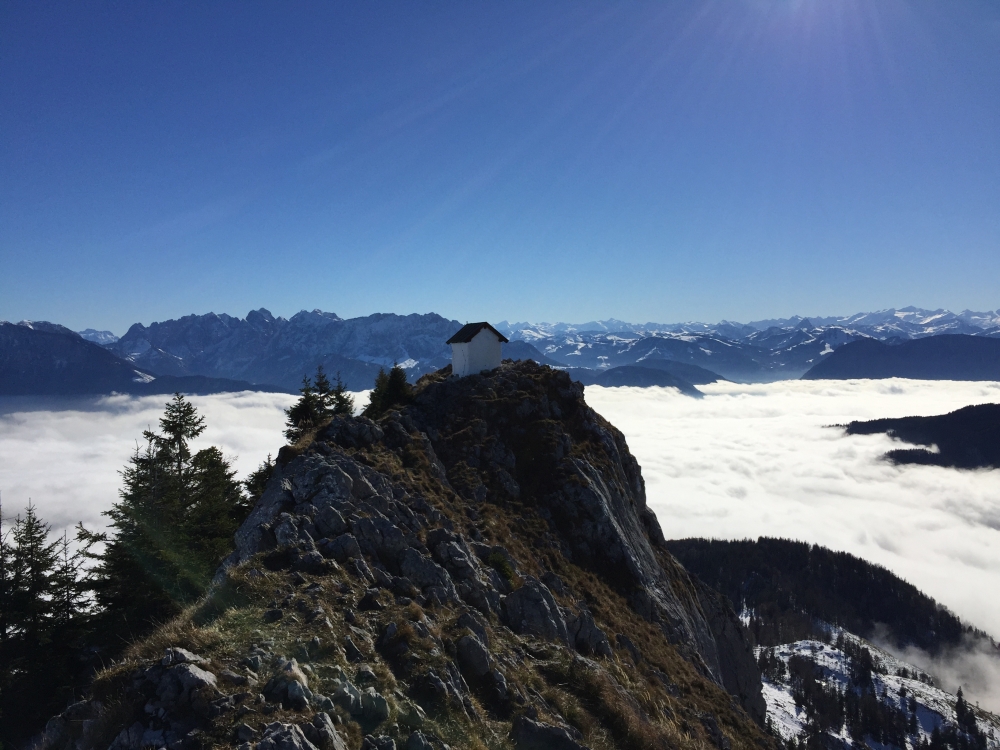 Brünnstein Rosengasse mit Klettersteig: Brünnstein Rosengasse mit Klettersteig: Blick über die Brünnsteinkapelle Richtung Osten zum Kaisergebirge