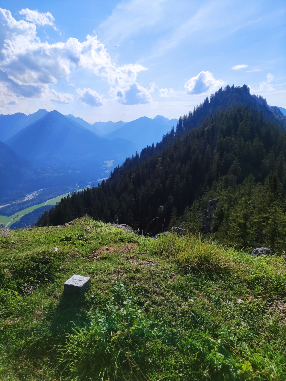Wanderung Sonnenberggrat: Wanderung Sonnenberggrat: Gipfelmarkierung über dem Graswangtal (Brunnberg)