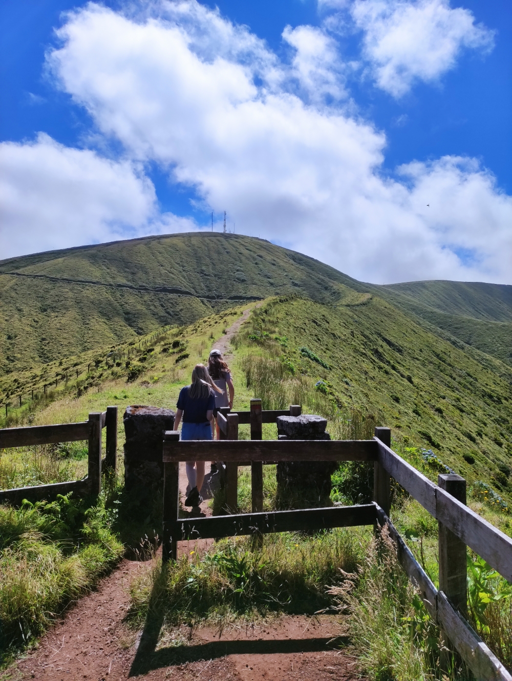 Wanderung Caldeira do Faial: Wanderung Caldeira do Faial: Cabeco Gordo mit Antennen