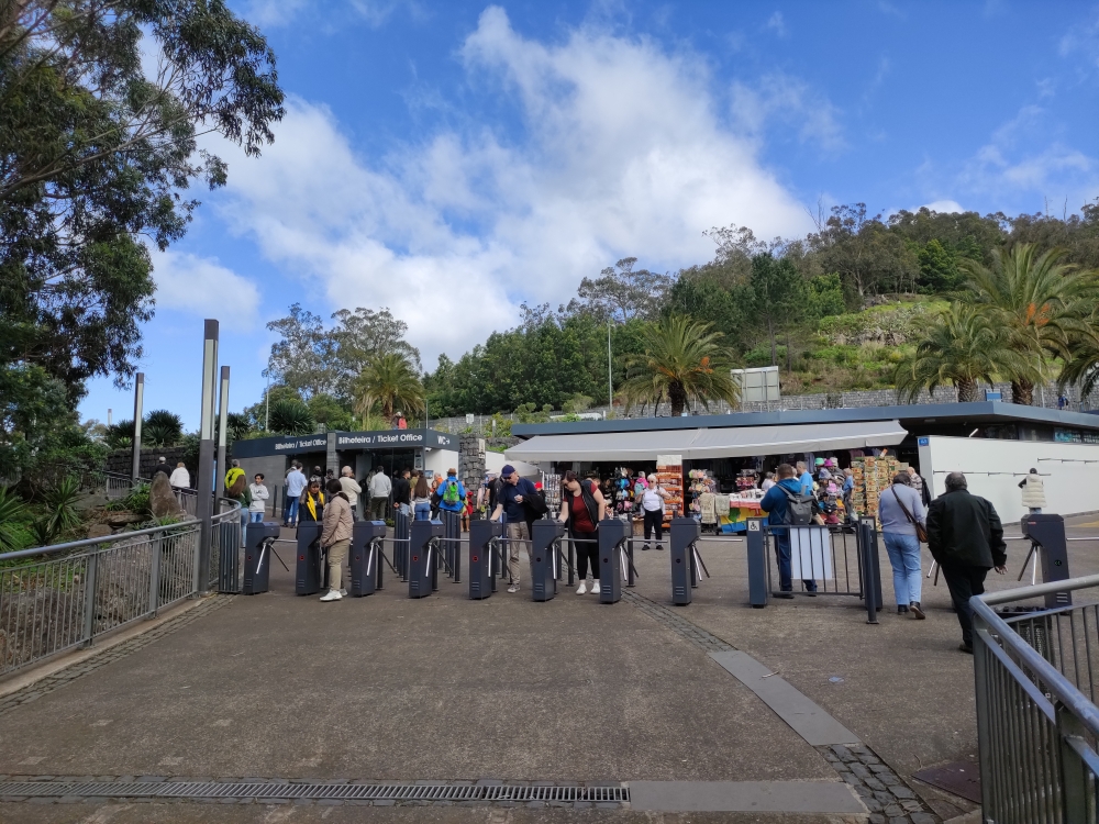 Wanderung Cabo Girao: Nur mit Eintrittskarte vom Automaten nebenan geht es hier weiter