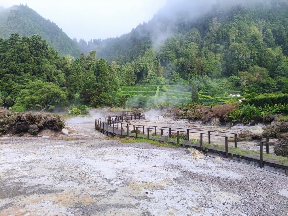 Wanderung Miradouro Pico do Ferro: Wanderung Miradouro Pico do Ferro: Die sprudelnden und dampfenden Thermalquellen (Caldeiras das Furnas)