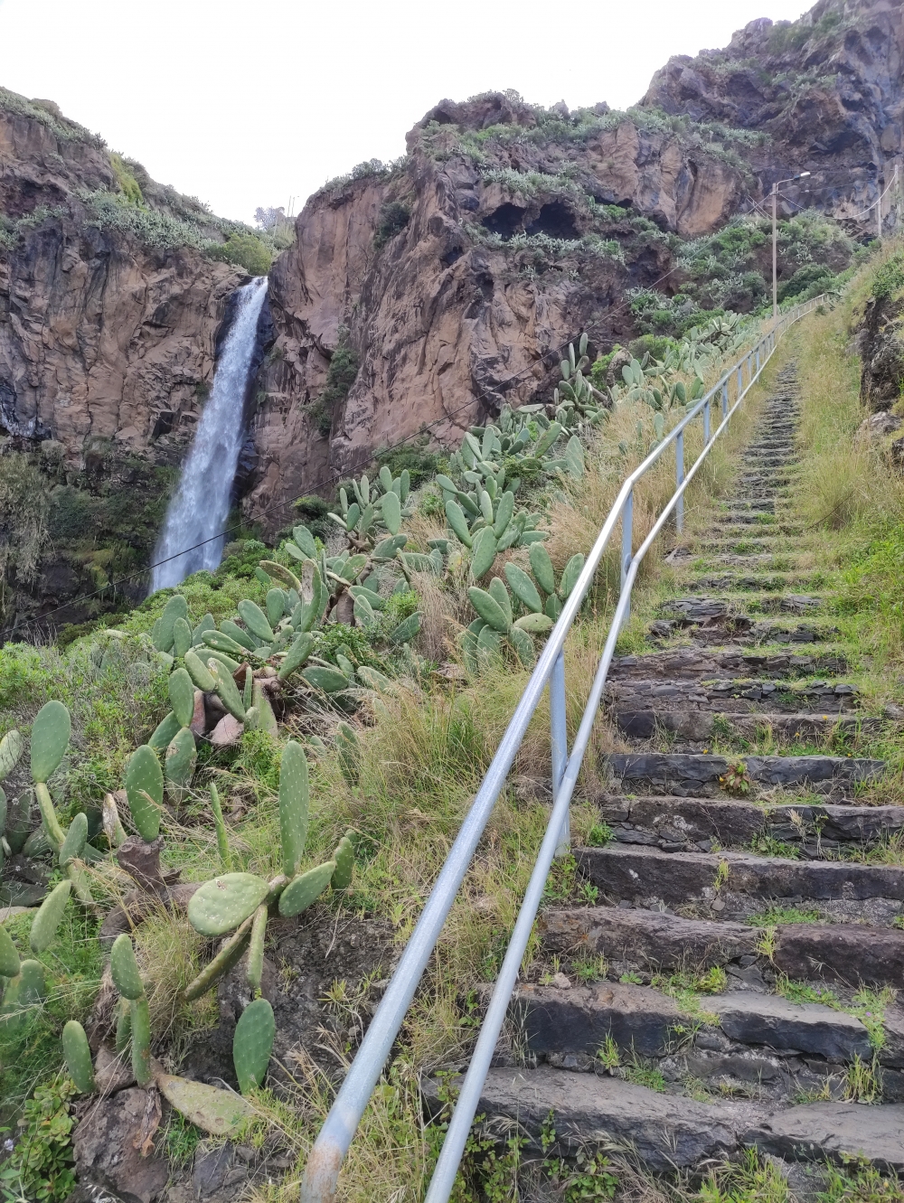 Wanderung Calhau da Lapa: Abstieg neben dem Wasserfall 