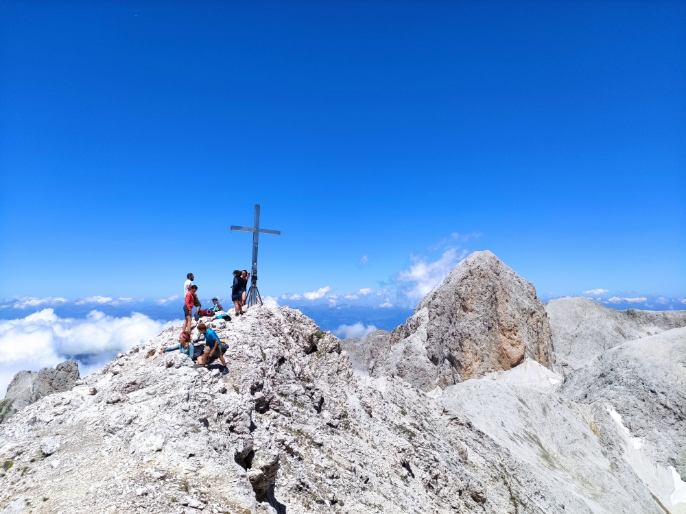 Klettersteig Kesselkogel: Klettersteig Kesselkogel: Gipfelkreuz mit Kesselkogel im Hintergrund (Cima Scalieret)
