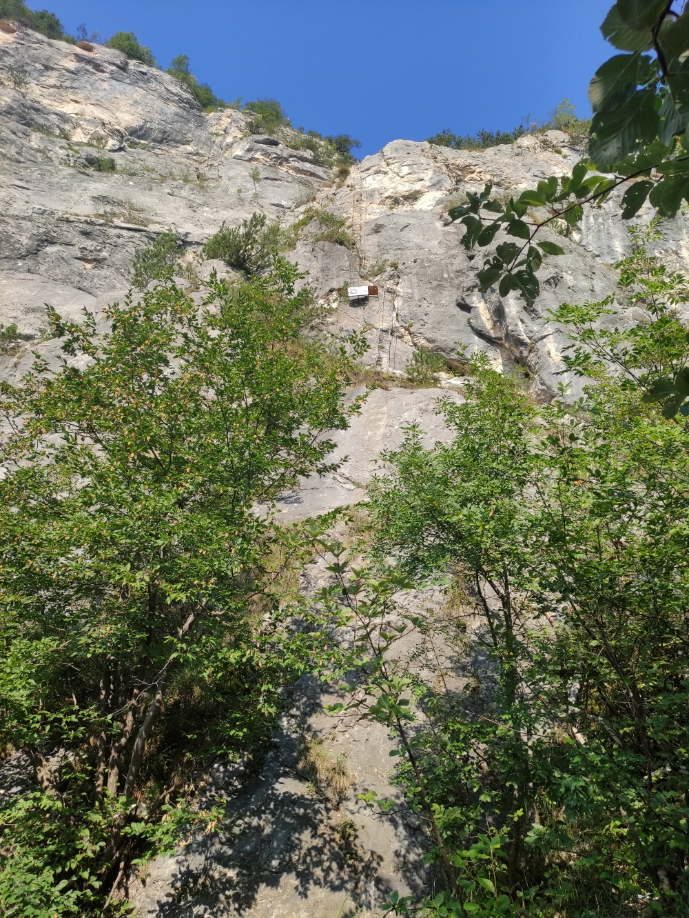 Klettersteig Via Ferrata dell Amicizia auf den Cima Sat: Blick zu den ersten Leitern mit Zwischenpodest