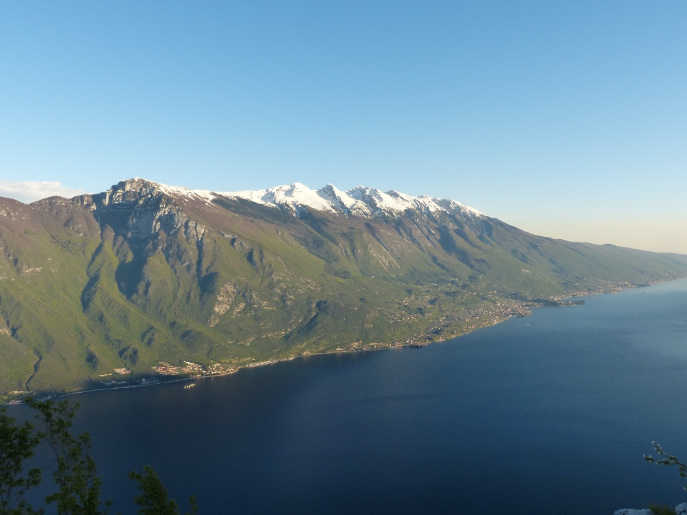 Cima delle Pozzette: Blick über den Gardasee auf den Monte Baldo Rücken mit Cima delle Pozzette, Cima Longino,  Cima Valdritta, Punta Pettorina, Cima Telegrafo.