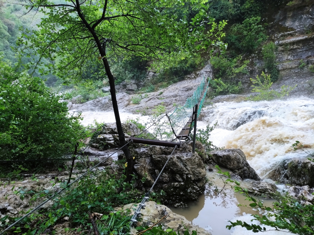 Wanderung Cingarella Höhle und Wasserfall: Zur Höhe muss der Fluss auf der Hängebrücke überquert werden