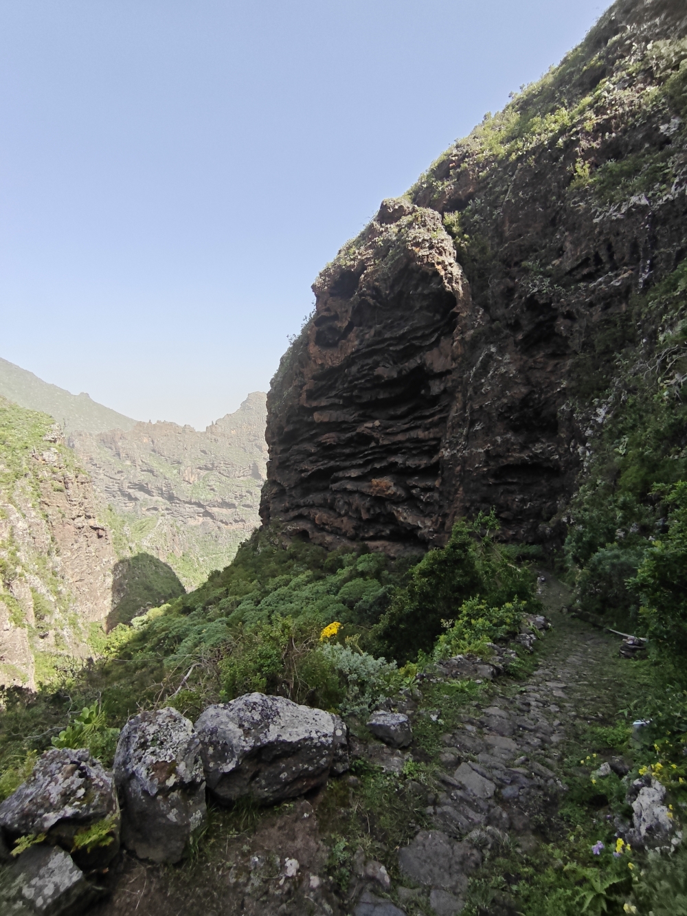 Wanderung Cuevas Negras und Monte del Agua: Wanderung Cuevas Negras und Monte del Agua: Steile, schwarze Felsen (Cuevas Negras)